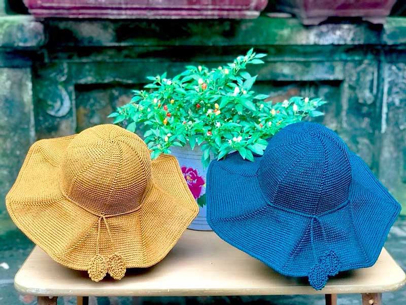 Học cách móc mũ ‘’Mẫu hậu đi biển’’ của tác giả Phan Minh Thu